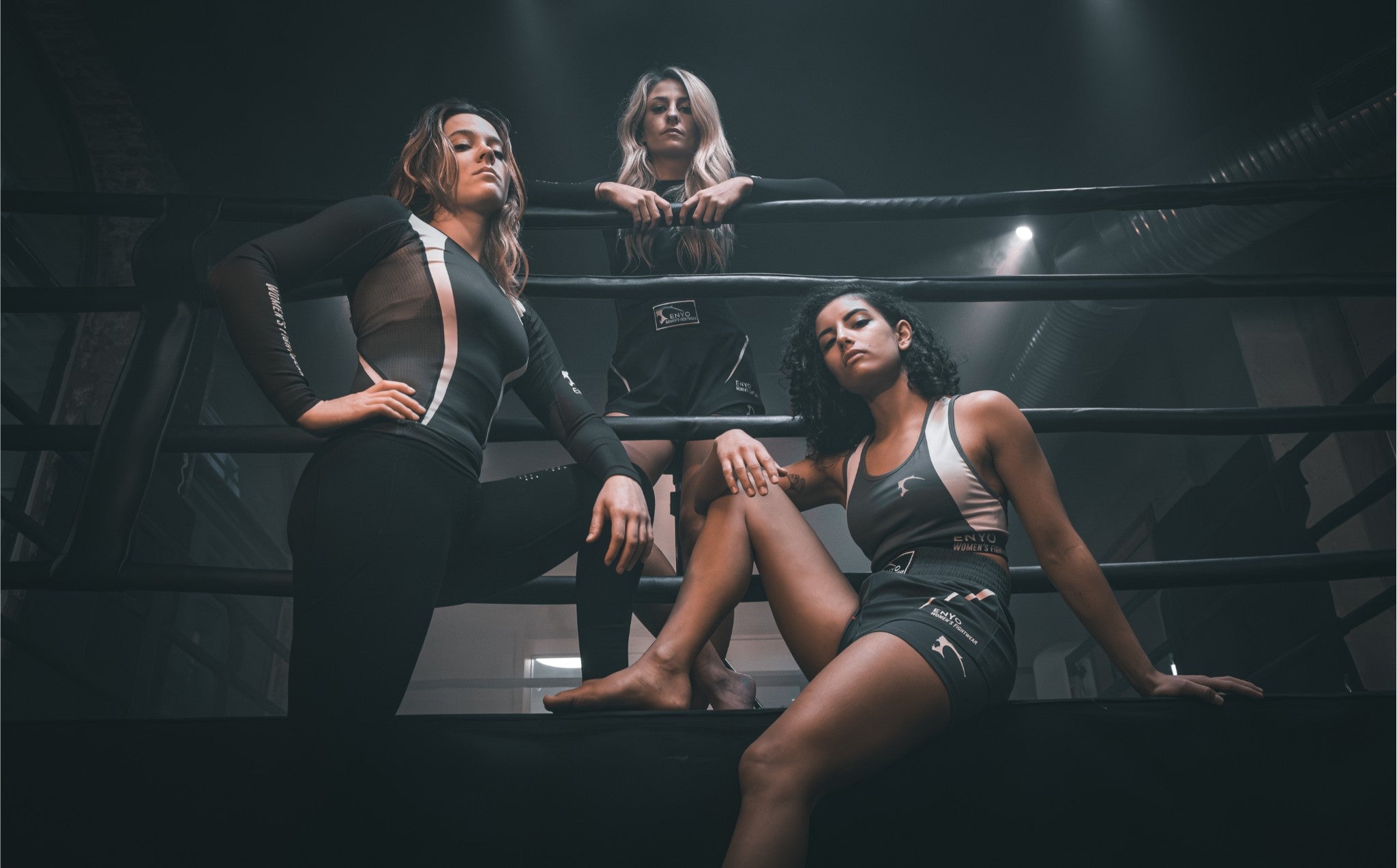Femmes dans un ring de boxe en tenue de boxe pour femmes