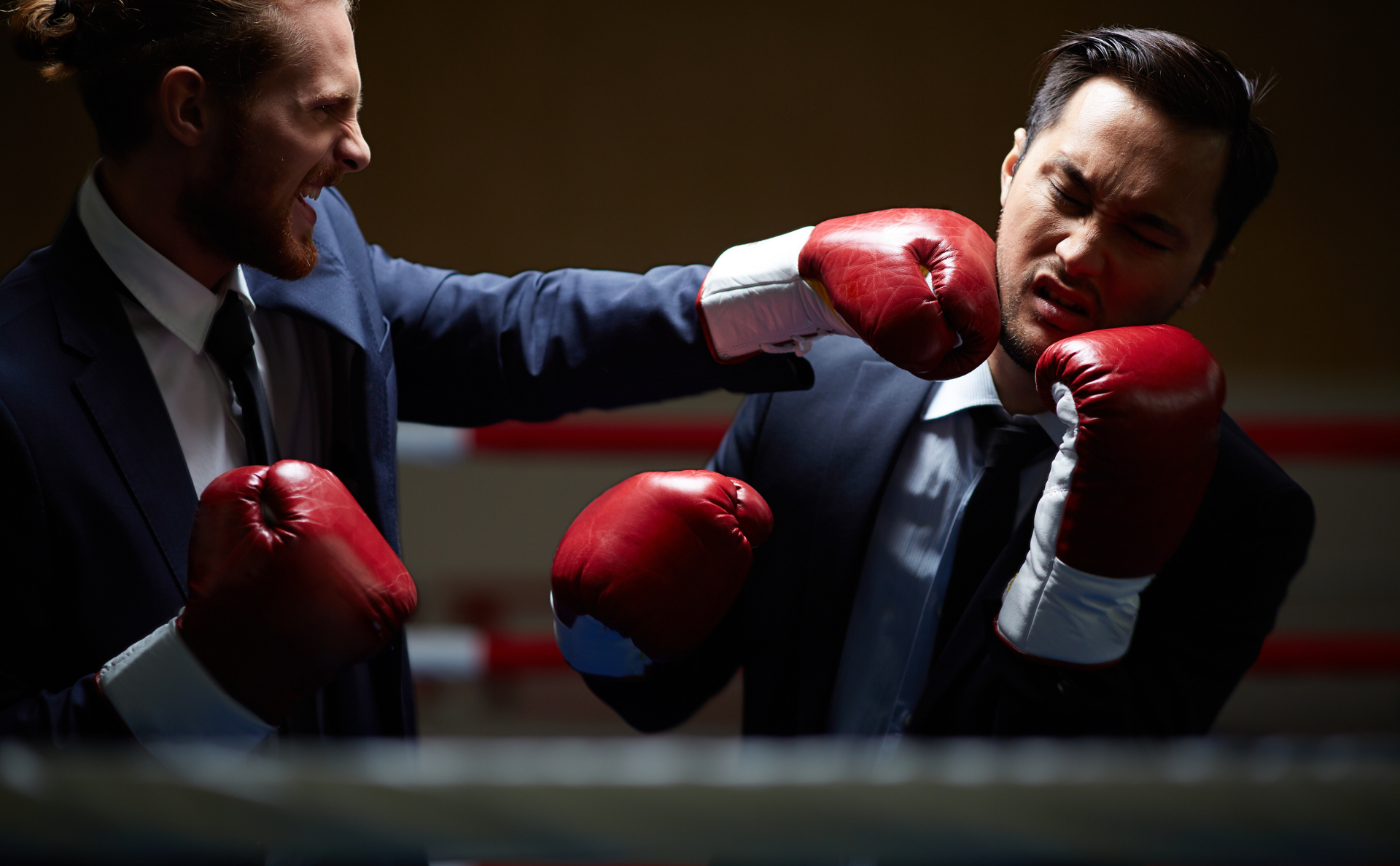 boxeur amateur vs pro: boxe en costume et gants rouge