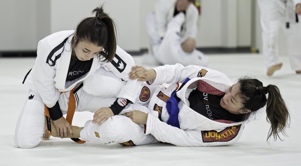 Femmes faisant du jiu jitsu brésilien en kimono