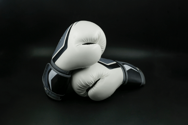 Choisir ses gants de boxe - paire de gants blancs posés au sol