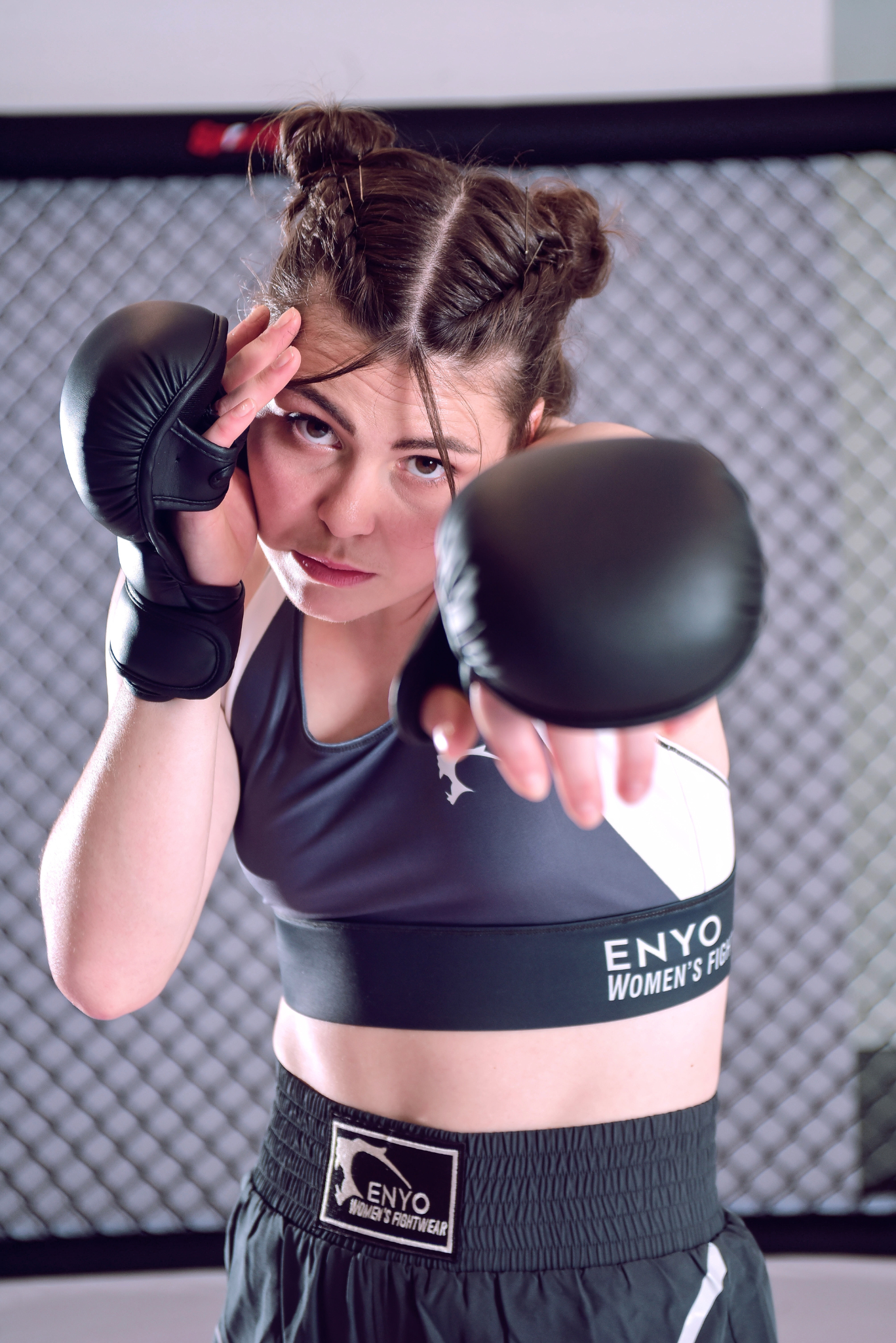 Femme qui met un jab boxe MMA