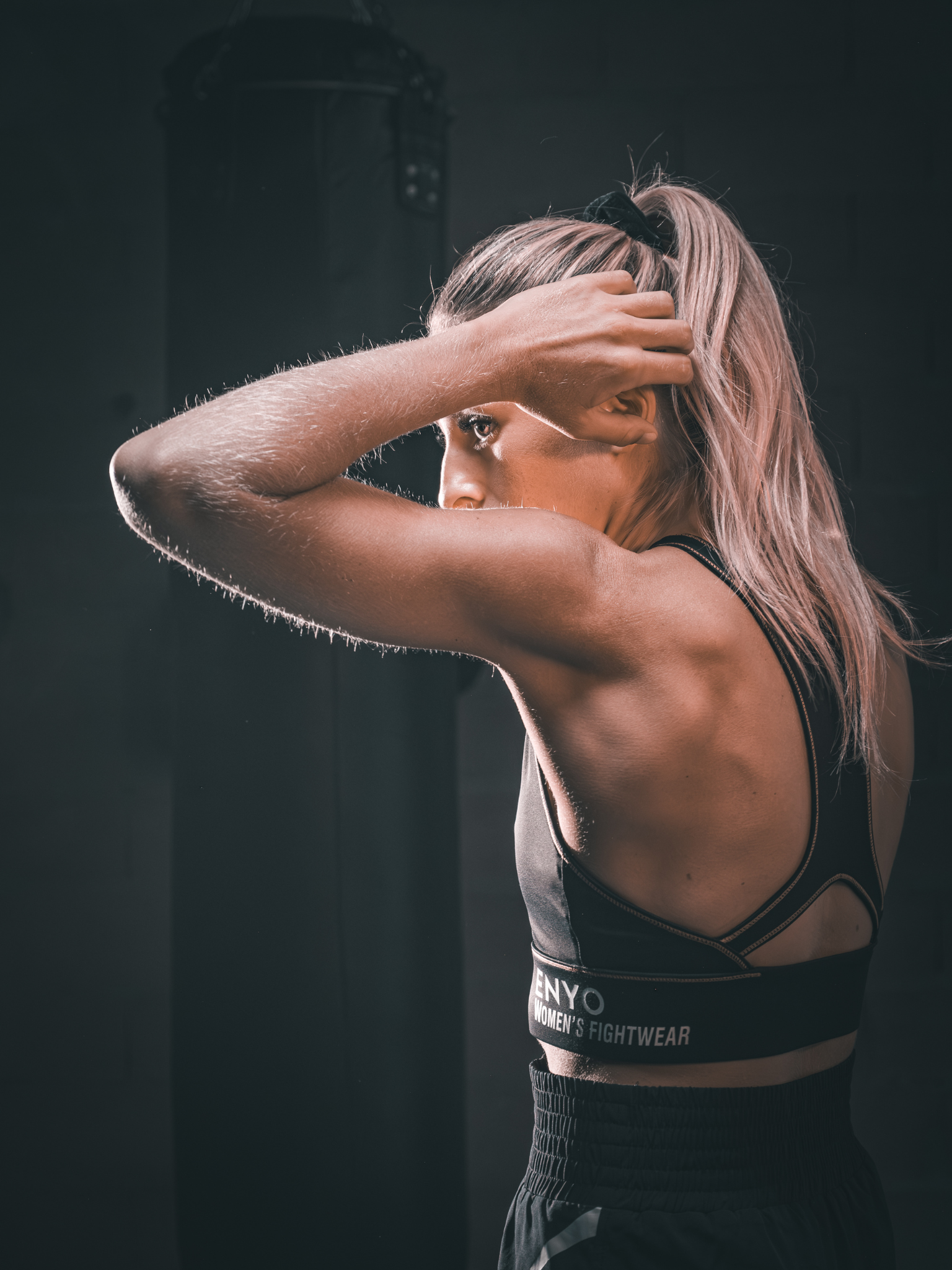 Femme en brassière de boxe