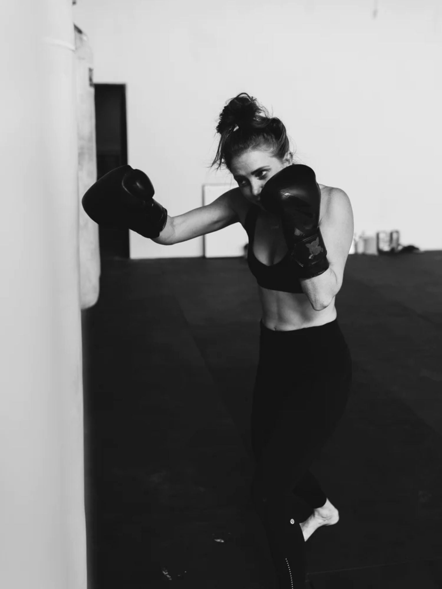 Femme qui boxe au sac de frappe