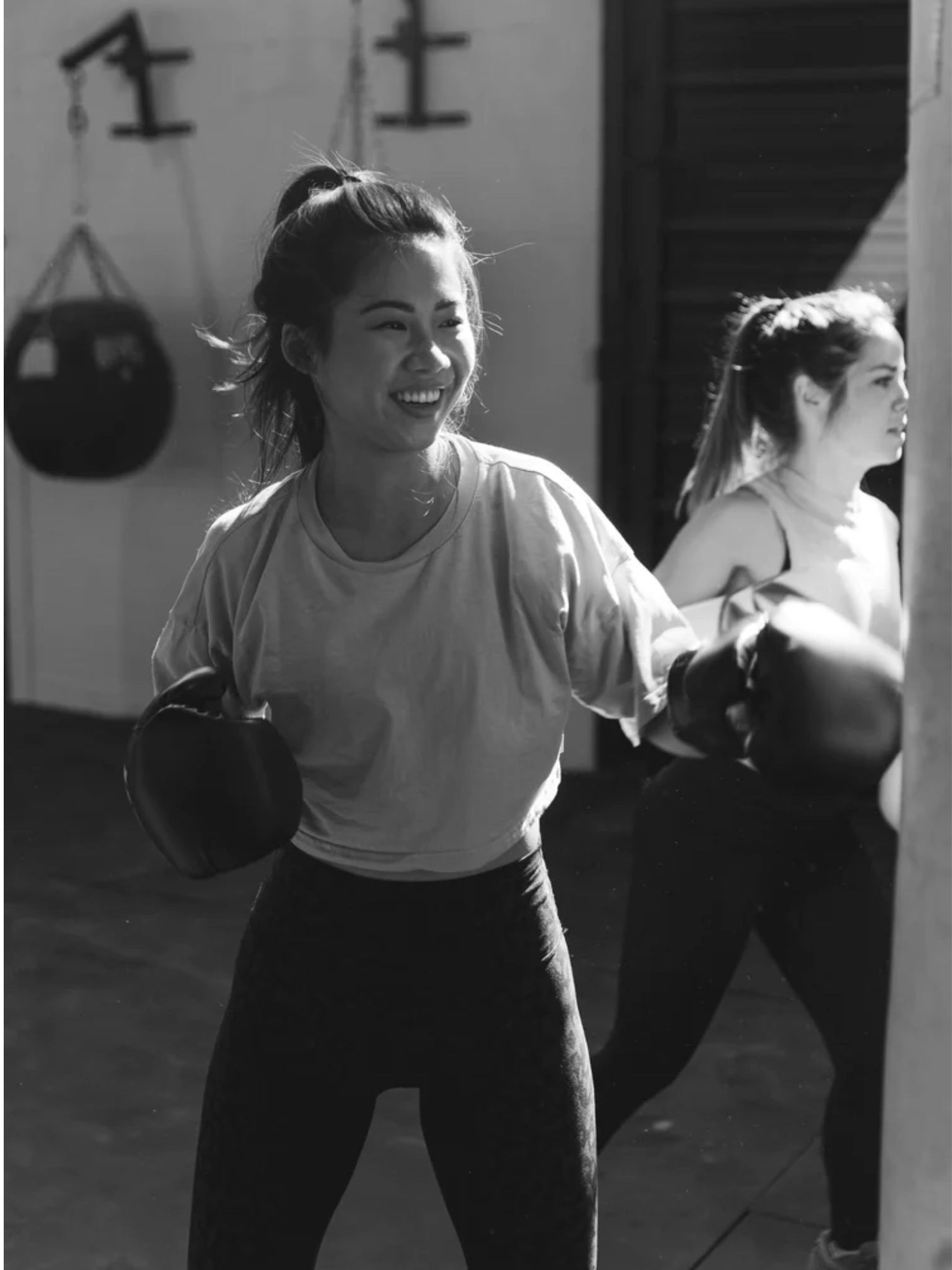 Femme qui boxe dans un cours de boxe féminine