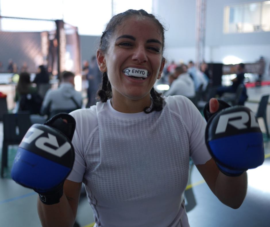Myriam Benadda, combattante de MMA, sourit avec protège-dents Enyo